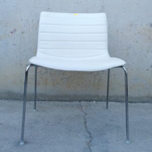 Cadira apilable cuir blanc encoixinat (3 uts) de segona mà a cabauoportunitats.com Balaguer - Lleida - Catalunya