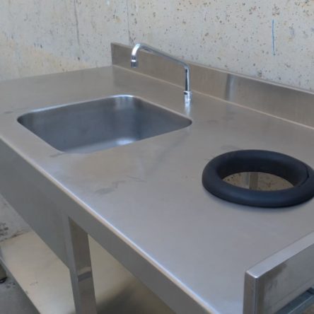Pica d'acer inoxidable de segona mà amb potes i forat per la brossa a cabauoportunitats.com Balaguer - Lleida - Catalunya