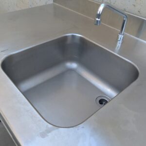 Fregadero de segunda mano con patas de acero inoxidable en cabauoportunitats.com
