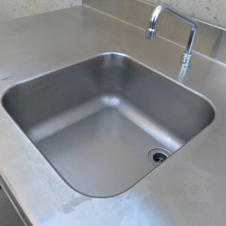 Pica d'acer inoxidable de segona mà amb potes i forat per la brossa a cabauoportunitats.com Balaguer - Lleida - Catalunya