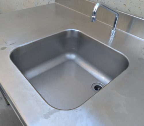 Pica d'acer inoxidable de segona mà amb potes i forat per la brossa a cabauoportunitats.com Balaguer - Lleida - Catalunya