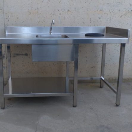Pica d'acer inoxidable de segona mà amb potes i forat per la brossa a cabauoportunitats.com Balaguer - Lleida - Catalunya