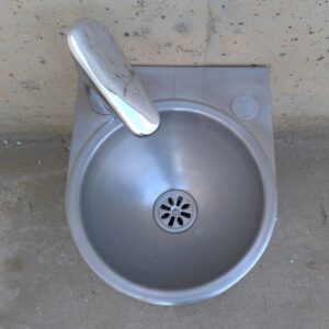 Pica d'inox de paret de segona mà amb aixeta automàtica a cabauoportunitats.com Balaguer - Lleida - Catalunya