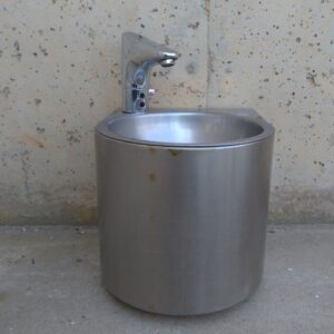Pica d'inox de paret de segona mà amb aixeta automàtica a cabauoportunitats.com Balaguer - Lleida - Catalunya