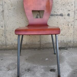 Silla apilable de madera de segunda mano en cabauoportunitats.com