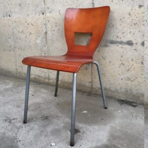 Silla apilable de madera de segunda mano en cabauoportunitats.com