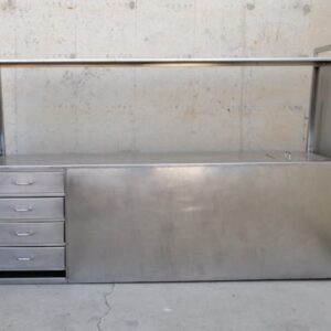 Prestatgeria de segona mà feta en acer inoxidable.Prestatgeria d'ocasió en molt bon estat.Prestatgeria de doble cara amb calaixos i tapa per a la brossa.Mides: 230x57x160cm.Consulteu les despeses d'enviament.