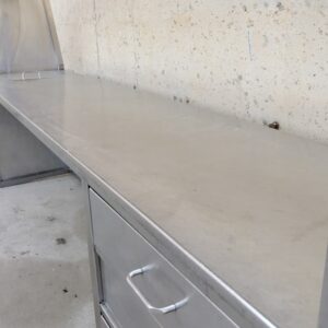 Prestatgeria de segona mà feta en acer inoxidable.Prestatgeria d'ocasió en molt bon estat.Prestatgeria de doble cara amb calaixos i tapa per a la brossa.Mides: 230x57x160cm.Consulteu les despeses d'enviament.