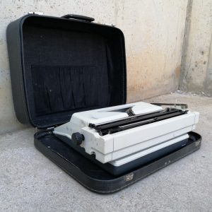 Máquina de escribir OLYMPIA REGINA DE LUXE de segunda mano en cabauoportunitats.com