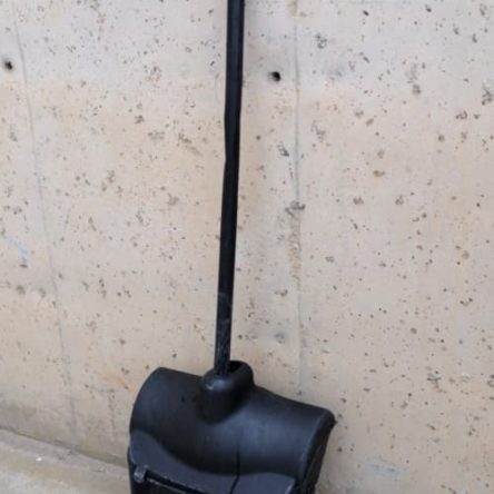 Escombra de segona mà amb recollidor RUBBERMAID a cabauoportunitats.com