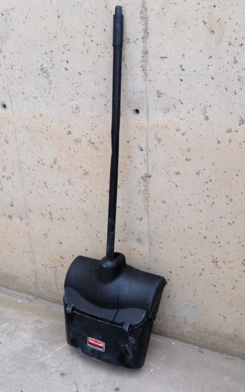 Escombra de segona mà amb recollidor RUBBERMAID a cabauoportunitats.com