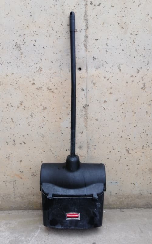Escombra de segona mà amb recollidor RUBBERMAID a cabauoportunitats.com
