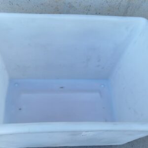 Contenedor de color blanco nuevo con ruedas vasculantes de 69x100x75cm en cabauoportunitats.com