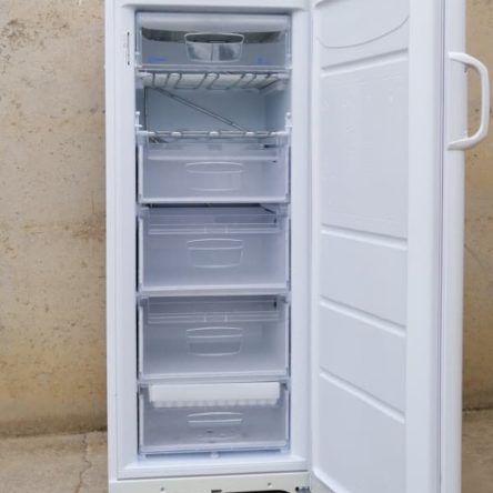 Congelador vertical INDESIT de segunda mano en cabauoportunitats.com