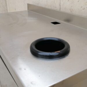 Mesa de trabajo de acero inoxidable con agujero para basura 150x70cm en cabauoportunitats.com