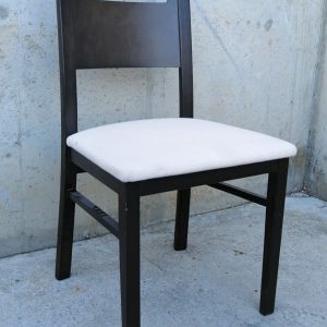 Silla de comedor con tapizado blanco en cabauoportunitats.com