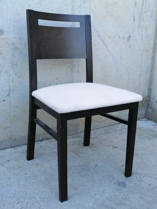 Silla de comedor con tapizado blanco en cabauoportunitats.com