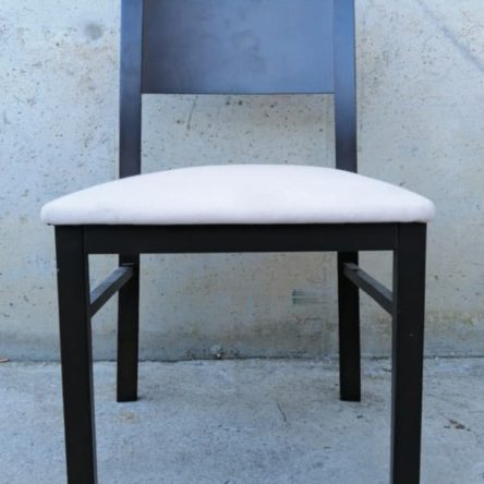 Silla de comedor con tapizado blanco en cabauoportunitats.com