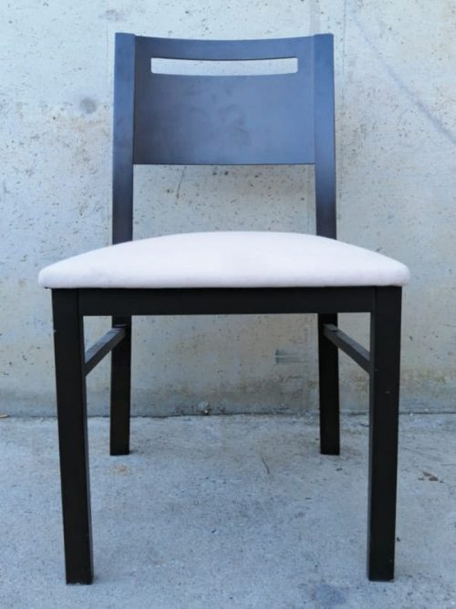 Silla de comedor con tapizado blanco en cabauoportunitats.com