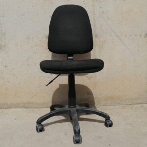 Silla negra de oficina en cabauoportunitats.com