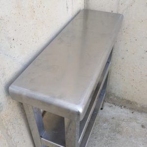 Mesa auxiliar de segunda mano fabricada en acero inoxidable en cabauoportunitats.com