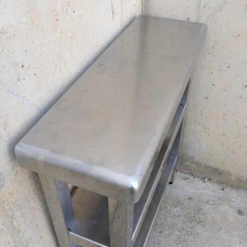 Mesa auxiliar de segunda mano fabricada en acero inoxidable en cabauoportunitats.com