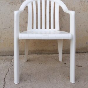 Cadira de plàstic blanca de segona mà a cabauoportunitats.com Balaguer - Lleida - Catalunya