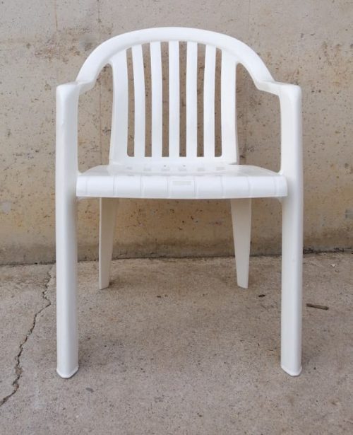 Silla de plástico apilable de segunda mano en cabauoportunitats.com