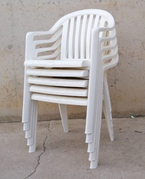 Silla de plástico apilable de segunda mano en cabauoportunitats.com