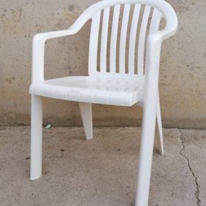 Silla de plástico apilable de segunda mano en cabauoportunitats.com