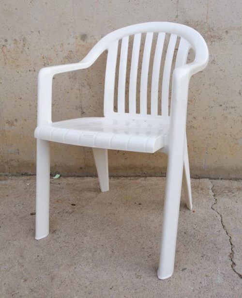 Silla de plástico apilable de segunda mano en cabauoportunitats.com