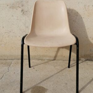 Silla apilable color beige de segunda mano en cabauoportunitats.com Balaguer - Lleida - Catalunya