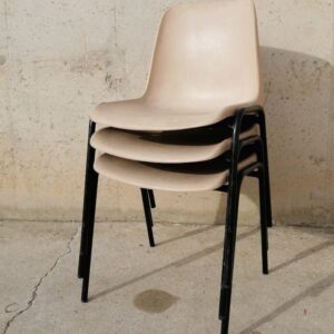 Silla apilable color beige de segunda mano en cabauoportunitats.com Balaguer - Lleida - Catalunya