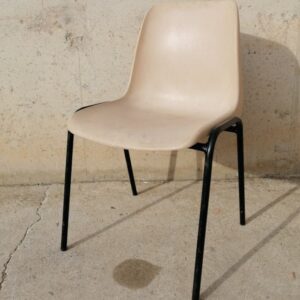 Silla apilable color beige de segunda mano en cabauoportunitats.com Balaguer - Lleida - Catalunya