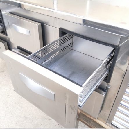 Frigorífico con mesa de trabajo y pasaplatos de segunda mano en cabauoportunitats.com