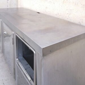 Armario de inox con mesa de trabajo de segunda mano en cabauoportunitats.com Balaguer - Lleida - Catalunya