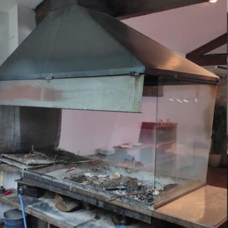 Barbacoa con cristal de protección de segunda mano en cabauoportunitats.com Balaguer - Lleida - Catalunya