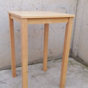Taula de fusta de faig de 70x70x110cm de segona mà a cabauoportunitats.com Balaguer - Lleida - Catalunya