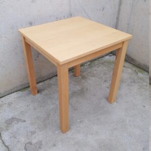 Mesa de madera de haya de 70x70cm de segunda mano en cabauoportunitats.com Balaguer - Lleida - Catalunya