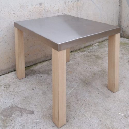 Taula d'acer inoxidable i potes de color faig de segona mà a cabauoportunitats.com Balaguer - Lleida - Catalunya