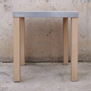 Taula d'acer inoxidable i potes de color faig de segona mà a cabauoportunitats.com Balaguer - Lleida - Catalunya