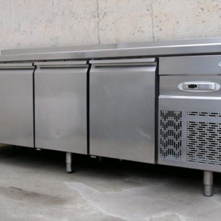 Frigorífico bajomostrador con mesa de trabajo de segunda mano INFRICO en venta en cabauoportunitats.com Balaguer - Lleida - Catalunya