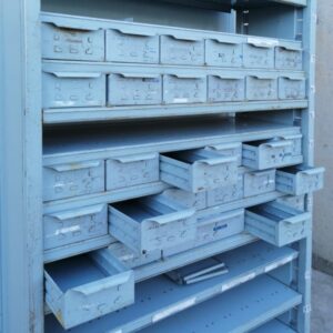 Prestatgeria metàl·lica amb calaixos d'organització de segona mà en venda a cabauoportunitats.com Balaguer - Lleida - Catalunya