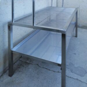Taula d'acer inoxidable amb reixa de segona mà per a hostaleria en venda a cabauoportunitats.com Balaguer - Lleida - Catalunya