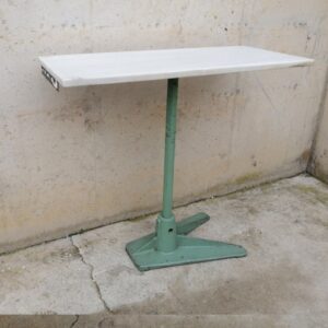 Mesa de mármol con pata de hierro 50x113x104cm de segunda mano en cabauoportunitats.com Balaguer - Lleida - Catalunya
