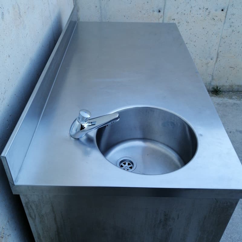 Mesa de trabajo de acero inoxidable de segunda mano con fregadera en venta en cabauoportunitats.com Balaguer - Lleida - Catalunya
