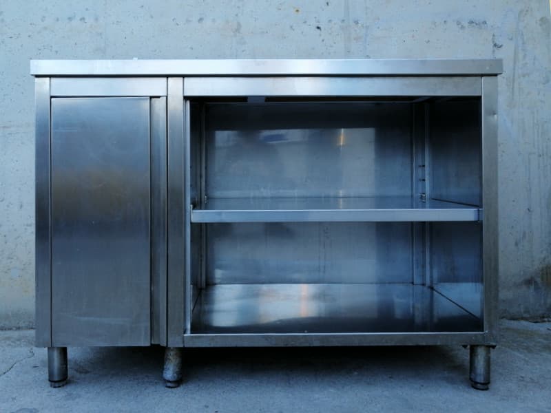 Mesa de trabajo de acero inoxidable de segunda mano con fregadera en venta en cabauoportunitats.com Balaguer - Lleida - Catalunya