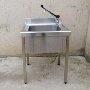 Pica d'acer inoxidable amb potes i aixeta de segona mà en venda a cabauoportunitats.com Balaguer - Lleida - Catalunya
