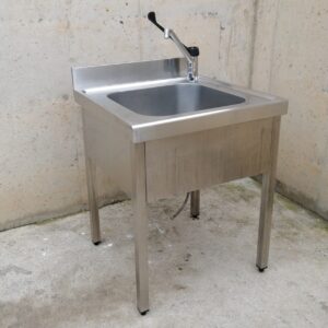 Pica d'acer inoxidable amb potes i aixeta de segona mà en venda a cabauoportunitats.com Balaguer - Lleida - Catalunya