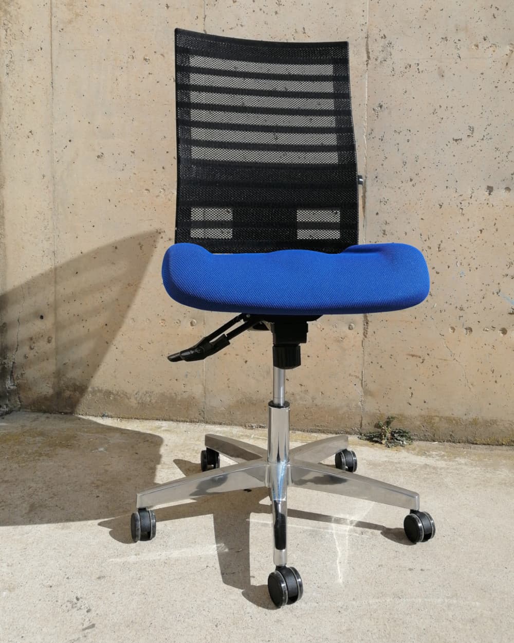 Silla de oficina con ruedas nueva procedente de un final de estoc en venta en cabauoportunitats.com